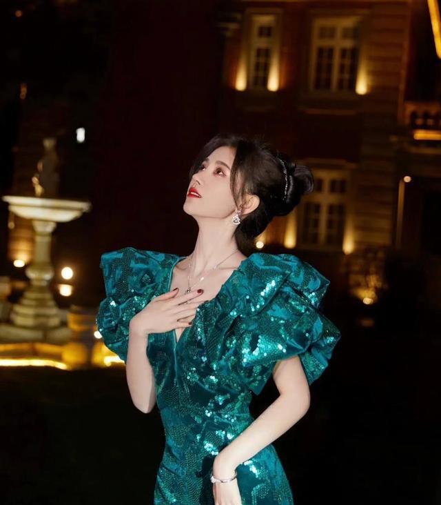 陈紫函|同款裙子和发型，陈紫函和鞠婧炜让人傻傻分不清楚，谁看谁脸盲！