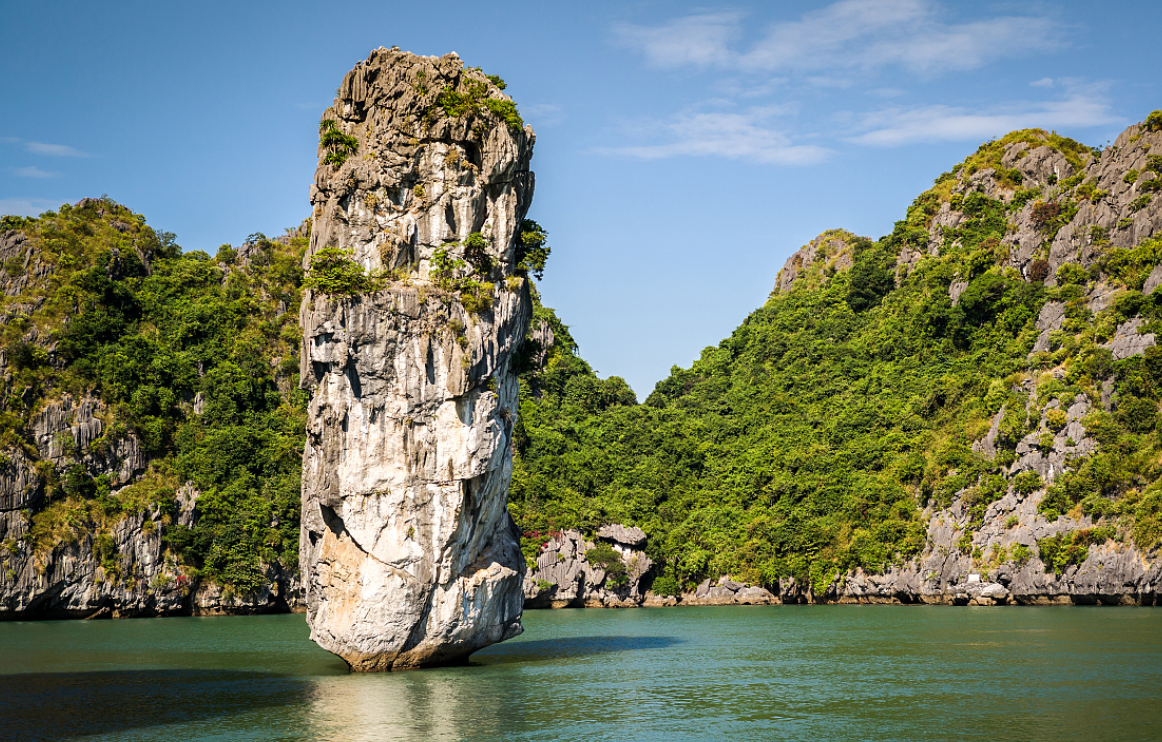 码头|越南北部下龙湾的惊讶洞,是最美石灰岩洞,不容错过的自然景观!