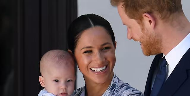 哈里王子|哈里王子的长子阿奇有表演天赋?他在视频电话中“即兴演出”!