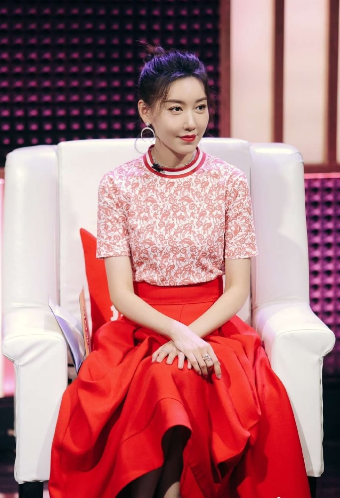 脂肪肝 高露录节目彰显实力，穿印花短袖配红裙甜美大气，盘发红唇很优雅