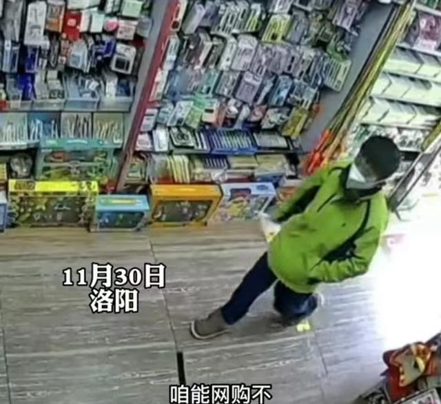 男孩拿着现金找店老板网购买手机,老板接下来举动令人称赞