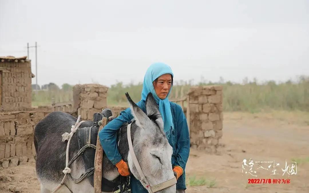 隐入尘烟|《隐入尘烟》中为何那些人不去救曹桂英，究竟是怎么了