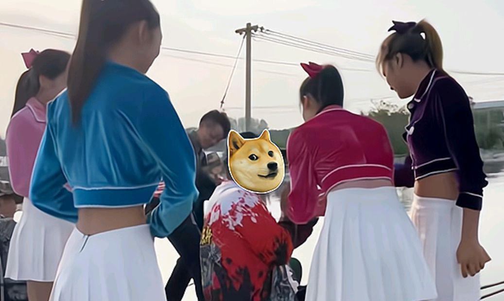 |钓鱼人的私人助理？模特递烟送水帮忙捞鱼，难怪男人喜欢钓鱼