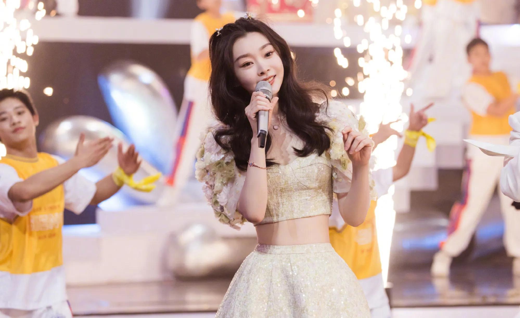 古力娜扎|视听盛典女星造型出炉:赵丽颖绝美,娜扎有气质,毛晓彤最可爱