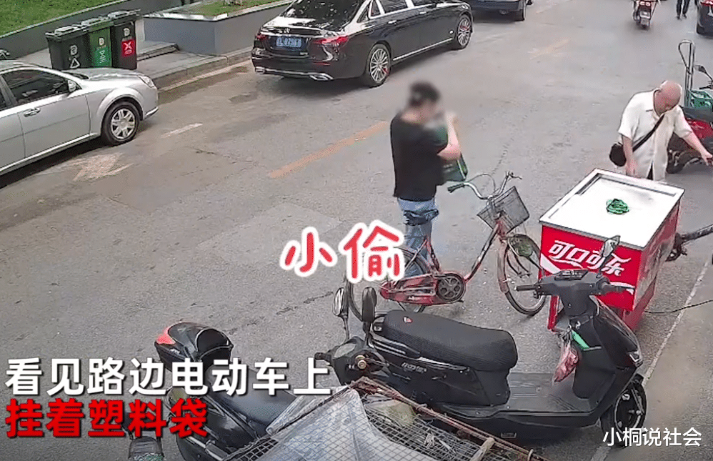 辽宁一大妈见陌生车辆挂着袋子,停车掩饰顺走,失主:吃剩的炸串