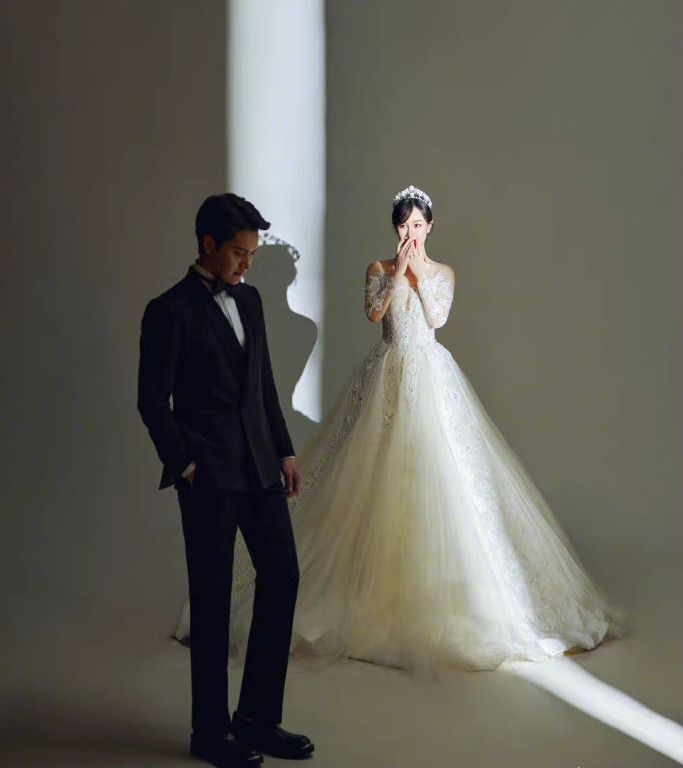 张檬|张檬金恩圣将举办婚礼,女方挽着父亲正在彩排,新郎的眼神好深情