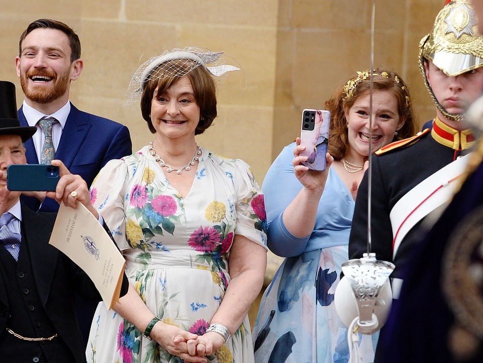 英国前首相女儿：34岁却有180斤重，穿裙子和凯特撞衫却依旧自信