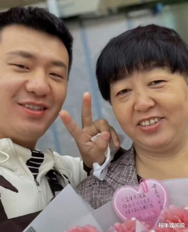 权力的游戏|恭喜！“辱母案”于欢官宣订婚，单膝跪地求婚，女友戴珍珠耳坠