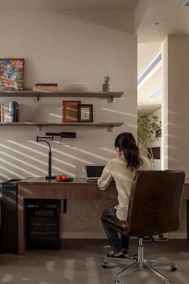 她家134㎡,全屋装修素雅高级,光一个阳台就把人迷住了,好喜欢!