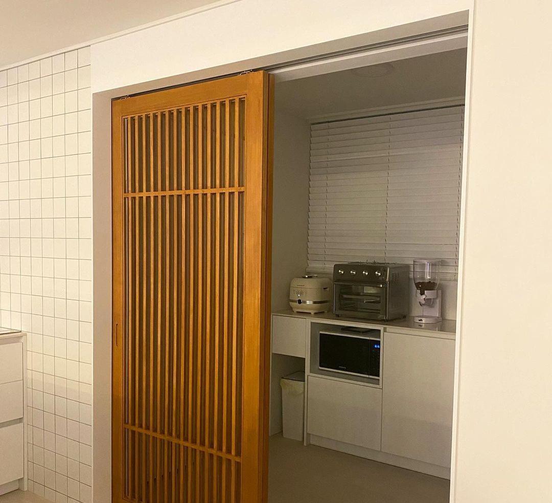 果然客厅大就是任性,一地多用,不仅是健身房,还能在这露营!