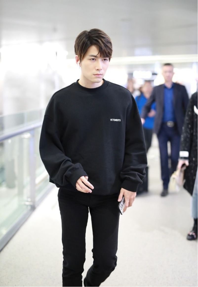 吴奇隆|陈学冬脸色看着有点差，不过全黑卫衣穿搭挺时尚，简约中展现高级