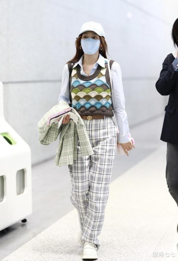 杨紫琼|杨紫琼陪76岁丈夫亮相，穿开衫居家打扮好贤惠，大16岁丈夫似爸爸