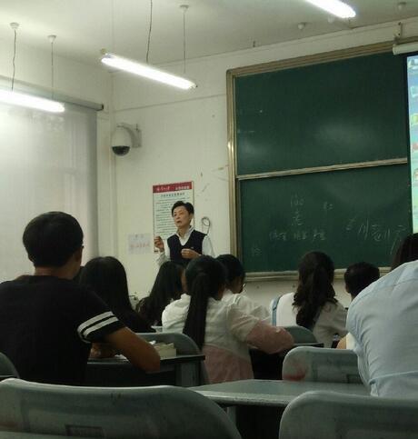 教师|清华教师的“板书”是啥样？看到字迹后，学生膜拜了：堪比印刷体