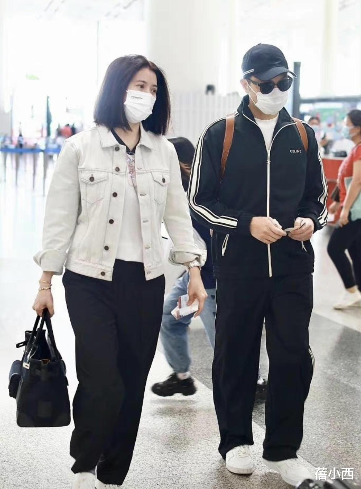 袁咏仪|“袁咏仪”与张智霖走机场，穿牛仔外套像个年轻人，哪像50岁了？