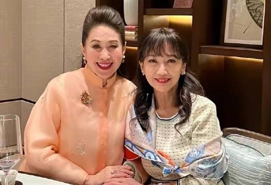 林青霞|16位60+女星现状，林青霞气质好，倪萍自然衰老