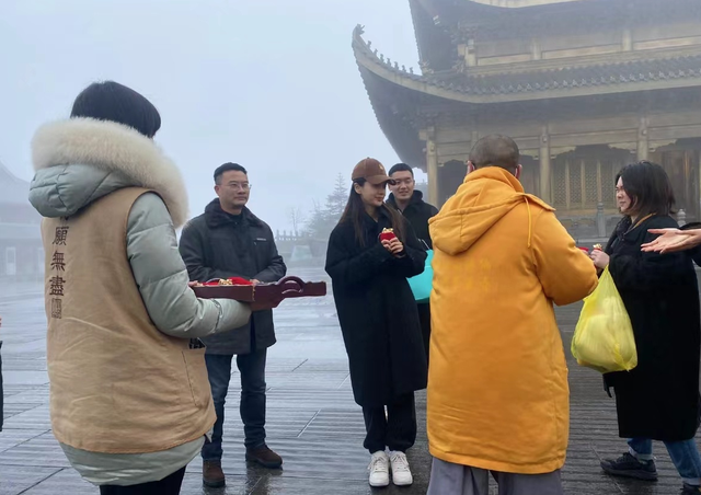 Angelababy|杨颖现身峨眉山祈福,不戴口罩引争议,网友:上海封控她怎么出来的?