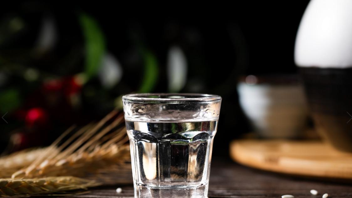 面包|塞上卧龙图：喝白酒真的不好吗？不是只有喝红酒才是好