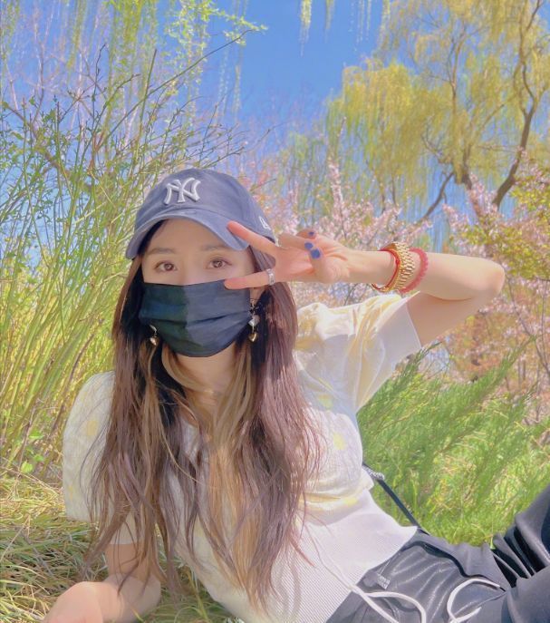 |杨幂《花少》上班路透，戴发箍配丸子头，身材纤细小蛮腰抢镜