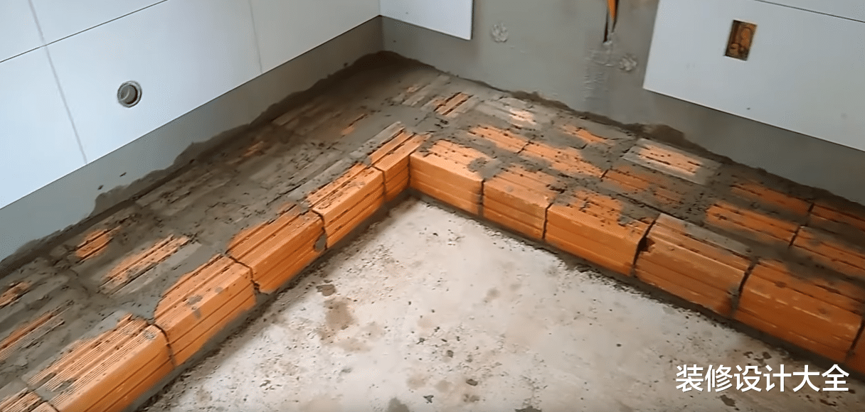 瓦工给橱柜加了一层底座,老婆极力反对,完工后老婆不敢吭声了!