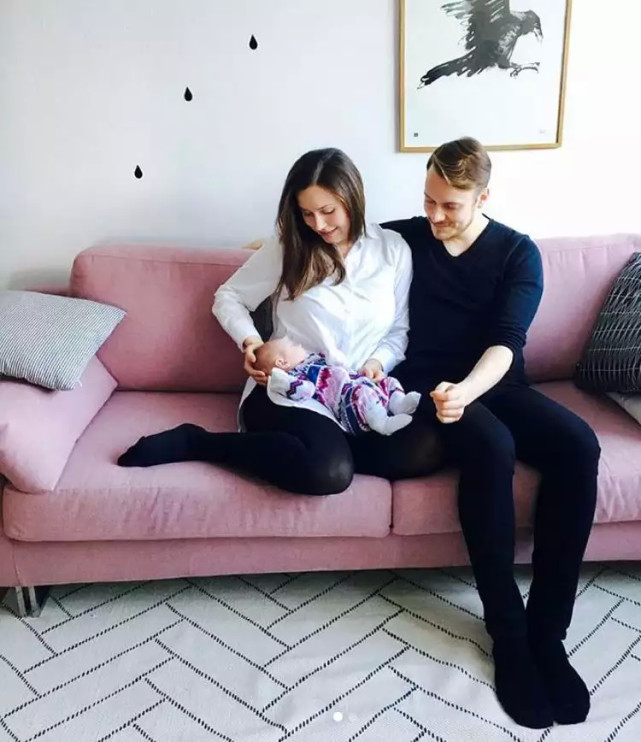 |?“下台声四起!”芬兰女总理一周内第二个争议视频被曝光,与男歌手跳贴身舞