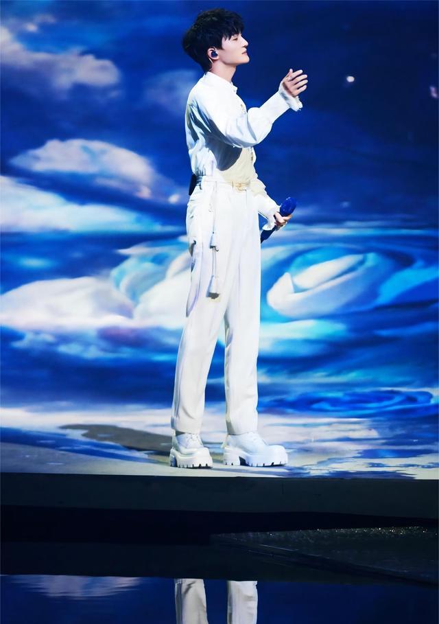 周深|周深说,为什么所有人都要求他必须惊艳