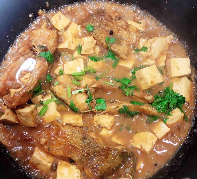 上海市|加餐！上海大爷站在阳台上钓起8斤野生大鲤鱼，楼下邻居帮忙抄鱼