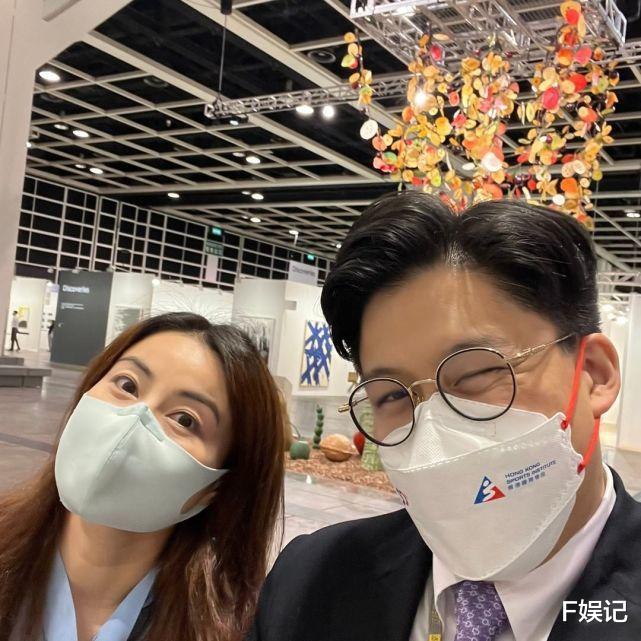 郭晶晶|郭晶晶上台表演霍启刚和儿子当观众捧场 一家三口在后台开心合影