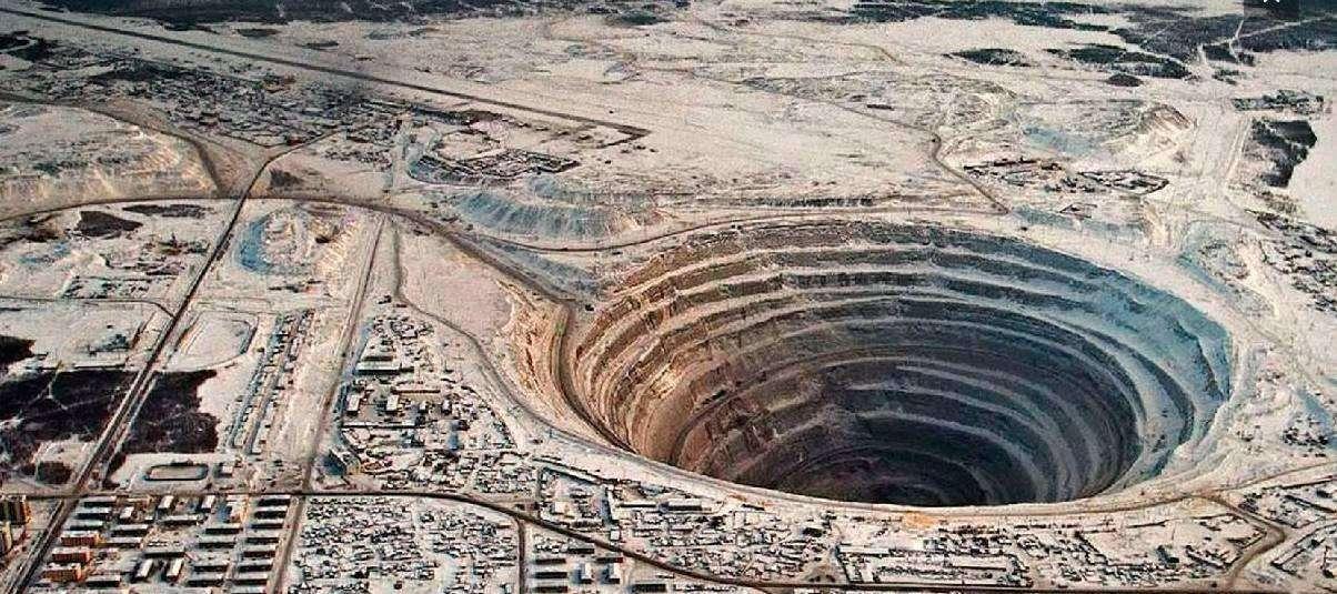 冷战时期苏联公布挖穿地球计划，为何挖到12262米时就被迫终止？