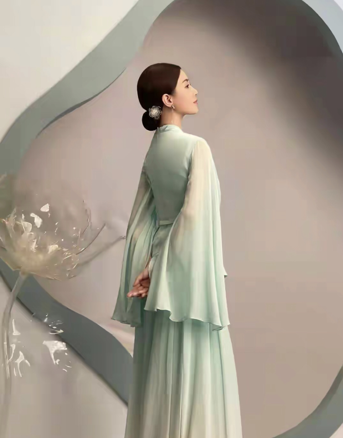 雪纺|刘诗诗气质真好!穿薄荷绿雪纺古风裙梳低发髻,看上去温柔又端庄.