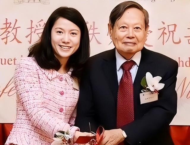 杨振宁疑摔倒住院,46岁翁帆陪护,岳母也来探望,遗产却给了子女