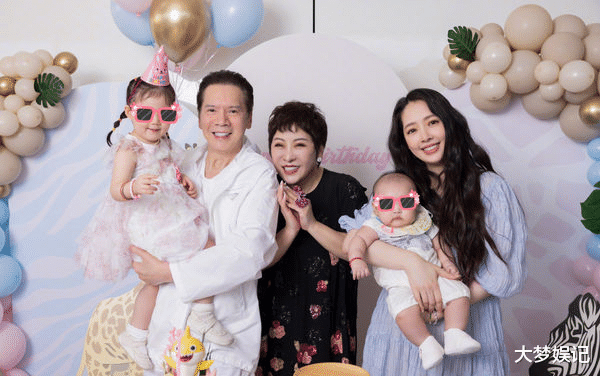 豪宅|向太公开宠媳豪宅!客厅直接看101,陪完郭碧婷「搭私人飞机走」