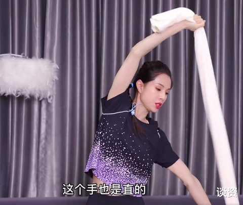 李若彤|55岁李若彤晒自拍,皮肤嫩成少女,下厨做菜引调侃:本人更秀色可餐