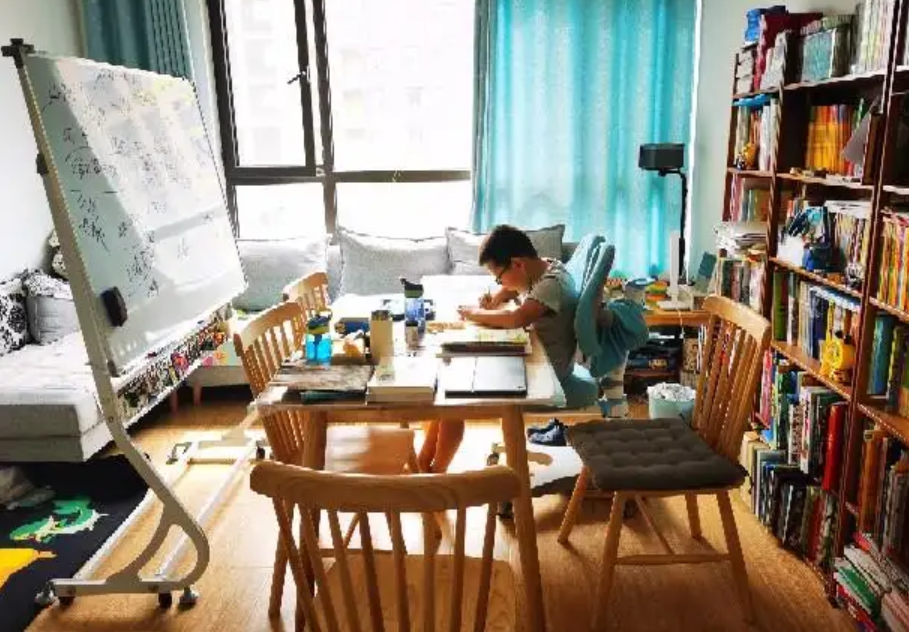 日本学者:学霸的书桌摆放有共同点,书桌的位置会影响孩子的学习