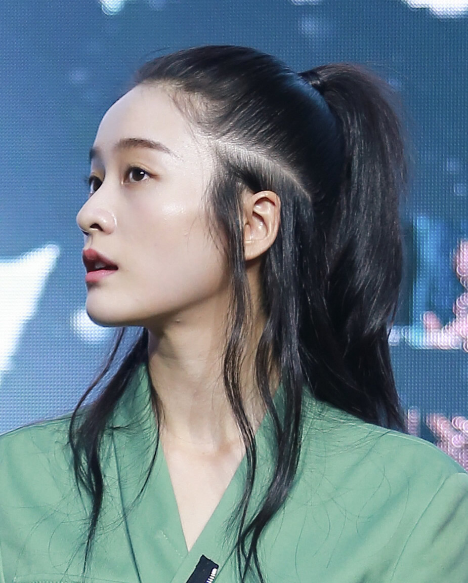 发型 半扎半散的发型怎么扎好看?扎个半马尾很美,简单优雅又时尚。