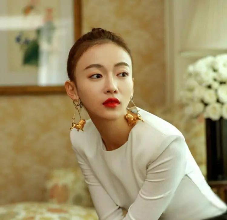 央视|出门6个助理30个保镖，被央视公开点名后，她仍是“屡教不改”