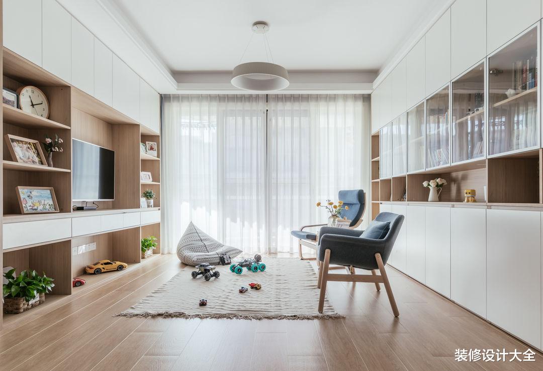 这对夫妻很有远见,客厅不放沙发茶几,让一家人的感情快速升温!