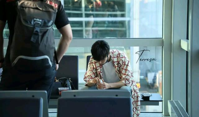 肖战|肖战解锁四月第一个代言,《余生》播放量成功破30亿!