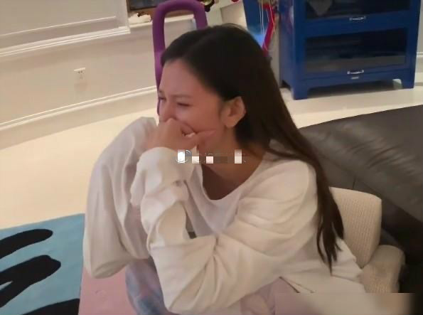 宋妍霏 宋妍霏分手后抹眼泪，脱妆后颜值皮肤依旧抗打，心疼漂亮姐姐