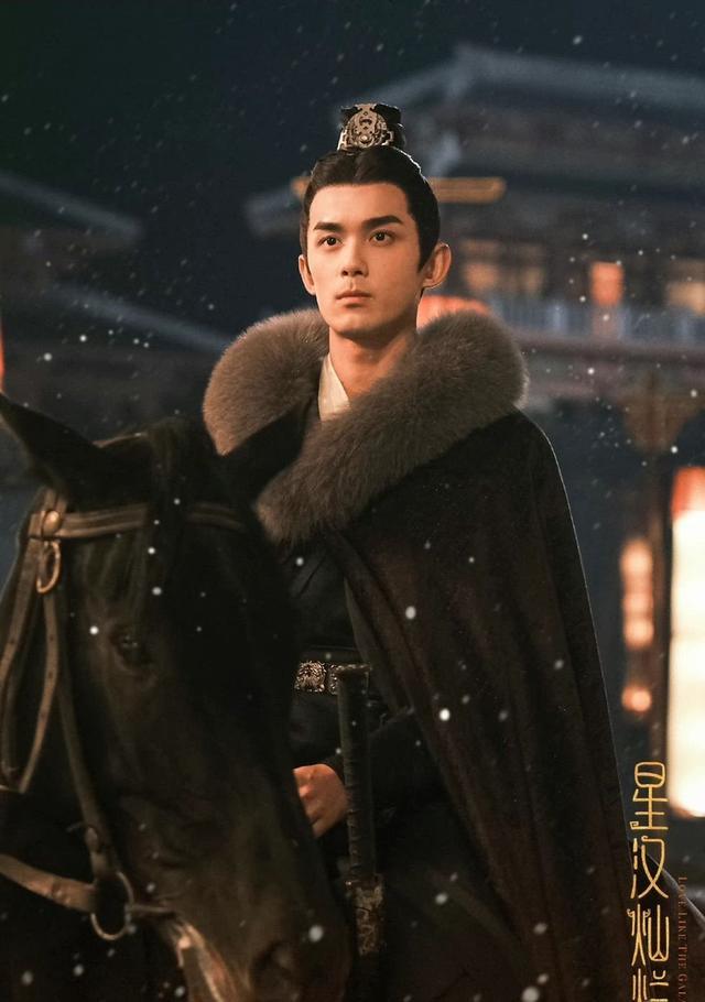 吴磊|吴磊的骑马技巧超好,曾吓哭赵露思,片场收养爱犬,差点因戏毁容