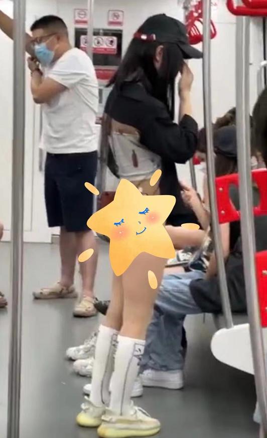 重庆女孩穿着清凉,悠然自在坐地铁,网友:天气热成这样了?