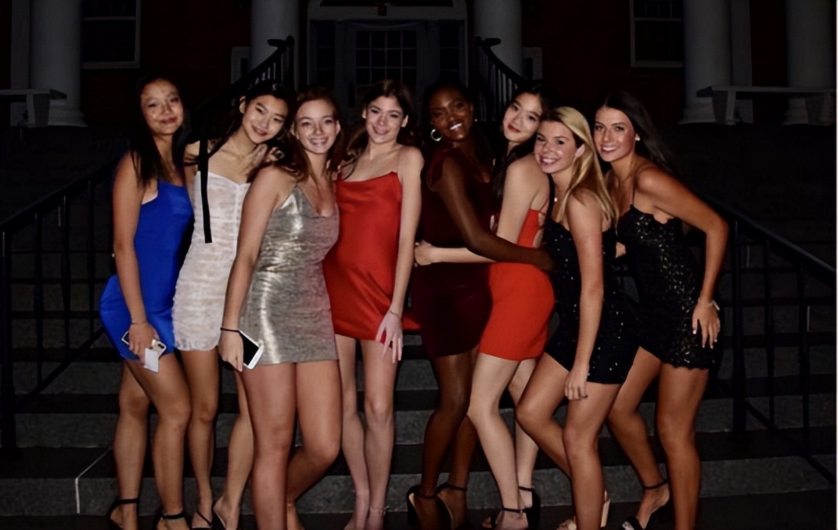 |惹人眼球!韩国第二财阀长女结婚,18岁三星小公主和父亲携手参加