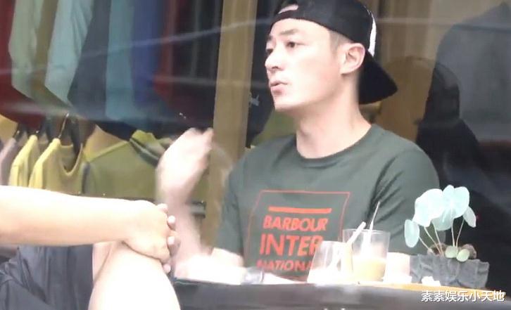 霍建华|42岁霍建华独自上街，坐姿随意状态好，轻松应对媒体镜头