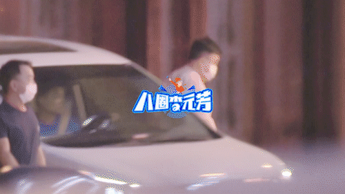 王晶|67岁王晶深夜陪美女吃饭！护送对方做核酸，女方高挑纤细长腿瞩目