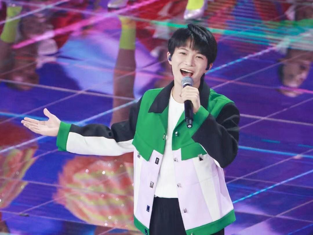 周深|周深听我说：日子大多很平凡，偶尔也会很孤单，但还好我们能相伴