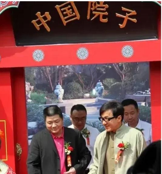 成龙|当年成龙来北京拍戏，被房产中介一通忽悠，入手了八套四合院每套50万