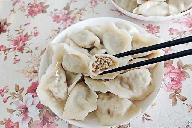 不管多忙,今日霜降记得吃饺子,尊重老传统,纳福吉祥老少都安康