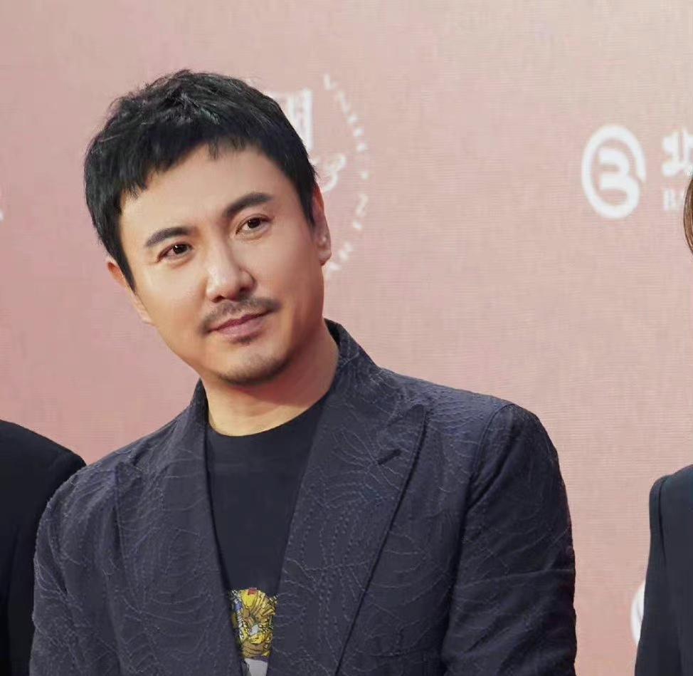 沈腾|沈腾为孙兴录制59岁庆生视频，整个人瘦了一圈，西装笔挺颜值回春