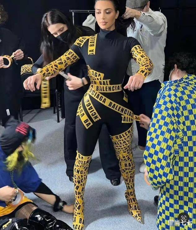 金·卡戴珊|仿“木乃伊”？金卡戴珊太用力，全身绑胶行动受阻还不能吃喝