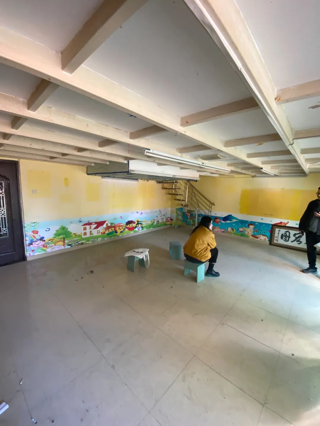 层高4米3,面积40㎡超旧学区房,改出两室一厅,带入户花园