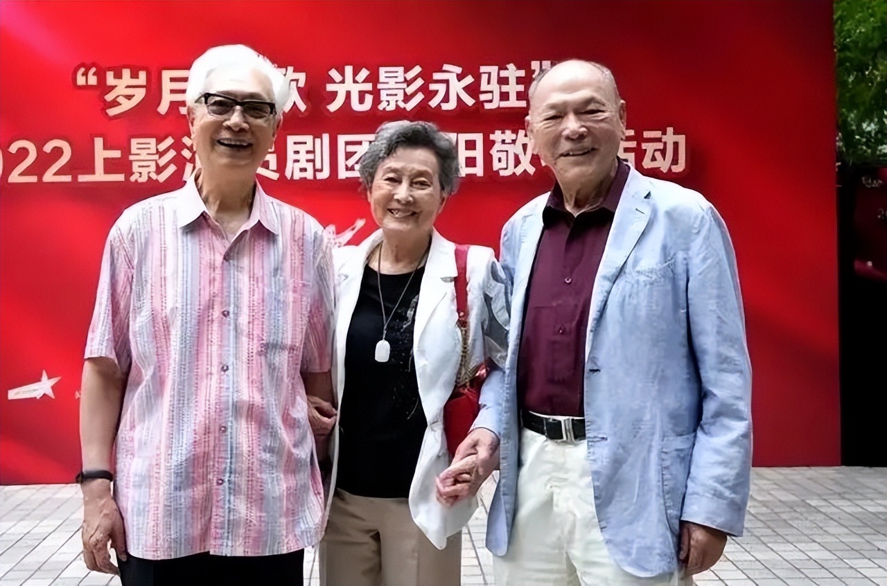 杨紫 看完85岁向梅才发现:优雅气质的秘诀是“披肩”,端庄又迷人